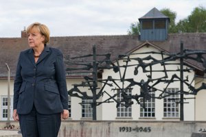 Ангелу Меркель раскритиковали за посещение мемориала в бывшем концлагере Дахау