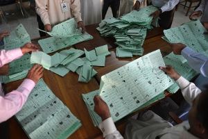 Проигравшая выборы в Пакистане партия требует провести новое голосование