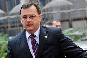 Премьер Чехии объявил об отставке из-за слежки за женой