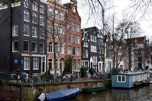 Власти Амстердама насильно переселят неприятных соседей