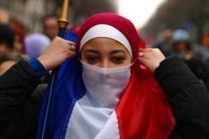 Во Франции набирает силу расизм против белых
