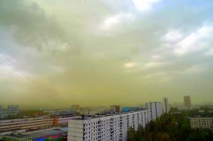 В Москве наблюдали зеленые облака