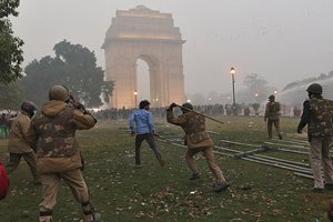 Из-за беспорядков в столице Индии перекрыли дороги