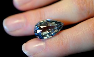 В Женеве по рекордной цене продан голубой бриллиант