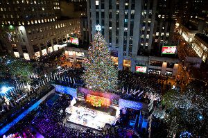 В Нью-Йорке зажглась крупнейшая рождественская елка