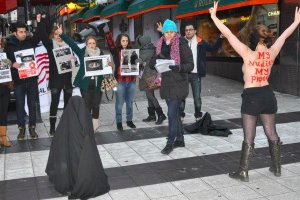 Коммунистки Ирана используют методы FEMEN, протестуя против хиджабов