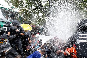 Немецких полицейских привлекут к суду за разгон демонстрантов водометами