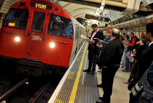 Британский премьер ездит на Олимпиаду на метро