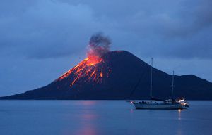 В Индонезии проснулся молодой вулкан Анак-Кракатау