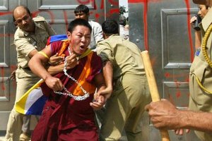 Тибетского монаха приговорили к смерти за пропаганду самосожжения