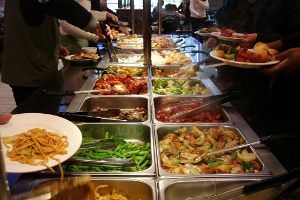 В ресторанах Европы вводят «налог на жадность» за недоеденные блюда