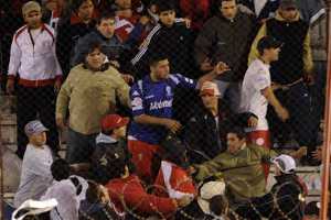 В Аргентине болельщики избили футболистов в раздевалке