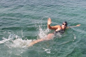 Мировой рекорд австралийской пловчихи сорвали медузы
