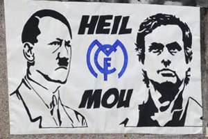 Моуринью поместили на один плакат с Гитлером