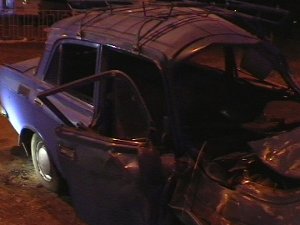 Из попавшего в ДТП «Москвича» пострадавшую пассажирку доставали спасатели