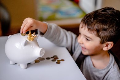 Як навчити дитину розпоряджатися грошима