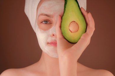 6 домашніх масок для обличчя з олією авокадо для сухої шкіри