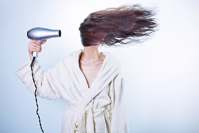 Як безпечно сушити волосся феном