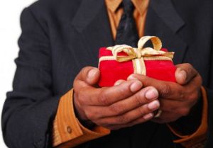 Как вручить подарок 