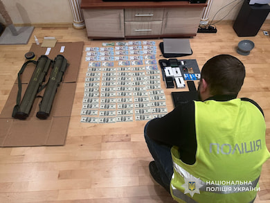 Поліція вилучила в організаторів незаконного наркобізнесу майже 4 кг психотропів та зброю