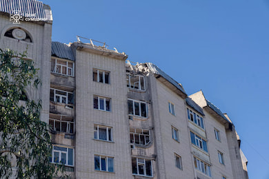 У Сумах внаслідок ворожого артобстрілу пошкоджена багатоповерхівка, є постраждалі
