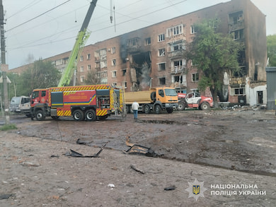 Щонайменше одна людина загинула, а 11 постраждали внаслідок нічної масованої атаки по Конотопу