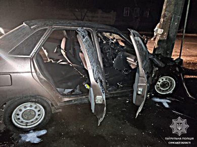 У Сумах п’яний водій врізався в електроопору – автівка загорілась