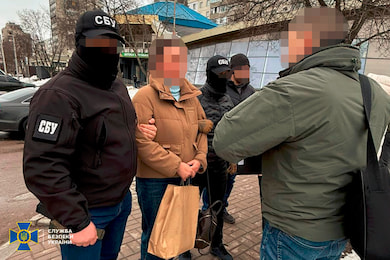 Директорка однієї з сумських шкіл за хабарі фіктивно оформлювала ухилянтів на роботу