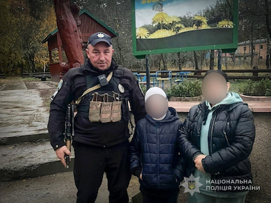 Лебединські поліцейські відшукали матір з дитиною, які пішли по гриби та заблукали в лісі