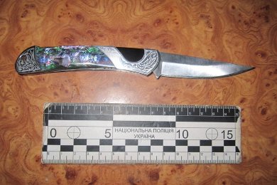 У Конотопі 10-річний хлопчик отримав поранення живота, граючи з ножем