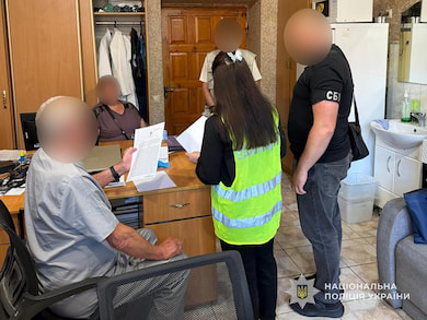 У Сумах викрили трьох працівників обласної лікарні, які вимагали хабарі за безкоштовні операції