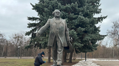 У Сумах від рук вандалів постраждала чергова скульптура — пам’ятник Щепкіну