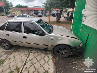 У районі автовокзалу п’яний 16-річний підліток на авто врізався в кіоск
