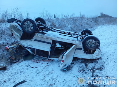 На Глухівщині знайшли перекинуту автівку з мертвим водієм усередині