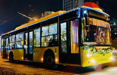 У святкові дні в Сумах курсуватимуть святкові тролейбус та автобус