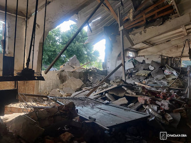 У Сумах внаслідок ворожих ударів пошкоджені кінноспортивна школа та сортувальний хаб «Нової пошти»