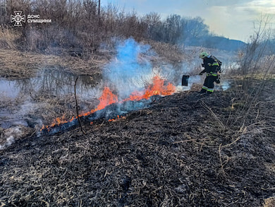 На Охтирщині у пожежі, спричиненій спалюванням сухої трави, загинула літня жінка
