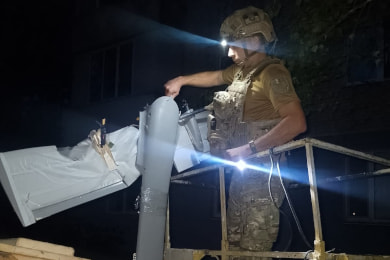 У Сумах ворожий дрон застряг у дереві біля багатоповерхівки