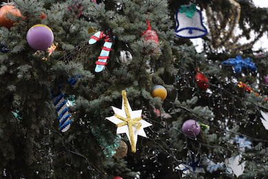 Центр Сум почали прикрашати до зимових свят