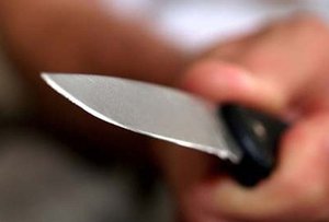 В Сумах напали с ножом на продавщицу и охранника магазина