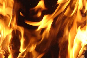 Пожар в Сумах: спасатели вынесли жильца из 5-этажного дома 