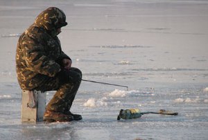 На Крещение рыбак провалился под лед На Крещение рыбак провалился под лед