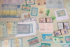 На Сумщине бывшая работница таможни организовала «производство» фальшивых документов