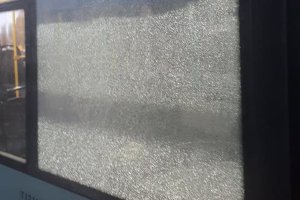 На сумской троллейбус «напали»: КП «Электроавтотранс» ищет очевидцев происшествия