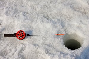 На Сумщине полицейские спасли рыбака, провалившегося под лед
