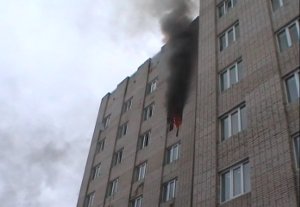 Пожар в общежитии СумГУ: огнеборцы спасли из дымовой ловушки 14 человек