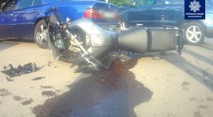 В результате тройного ДТП на улице Харьковской травмирован водитель мотоцикла