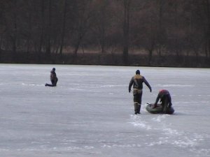 В Сумах спасли рыбака, провалившегося под лед