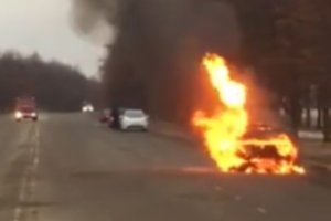 В Сумах автомобиль загорелся прямо на ходу