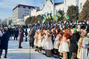 Ко Дню единения в центре Сум подняли флаг Украины